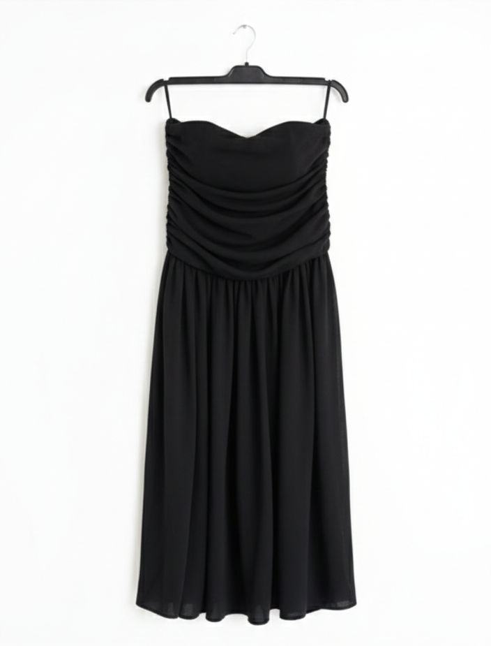 Juoda suknelė atvirais pečiais